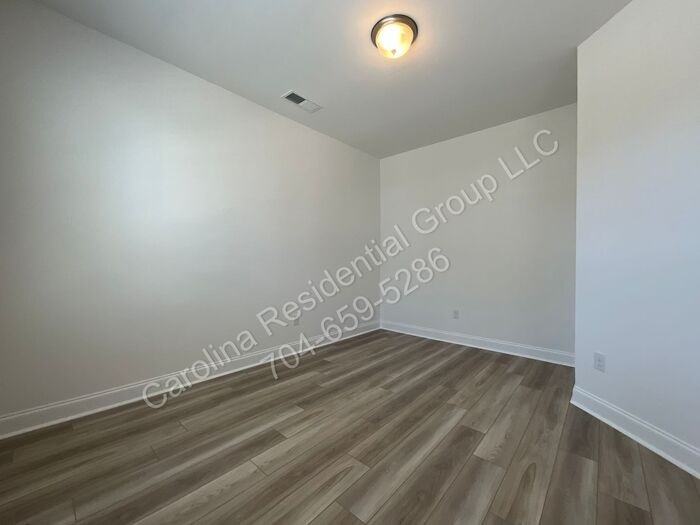 15340 Ballancroft Parkway - Photo 3 of 20