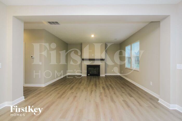 939 Shadow Dr - Photo 3 of 19