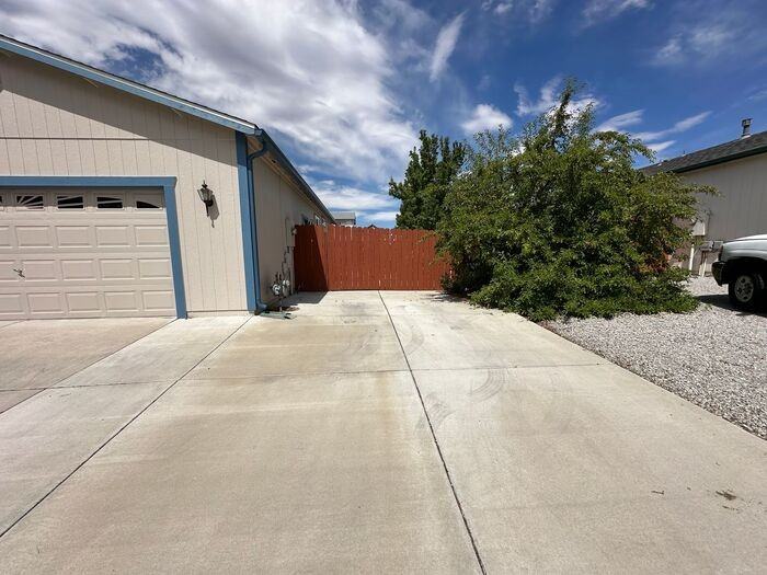 17597 Grand Valley Ct - Photo 2 of 17