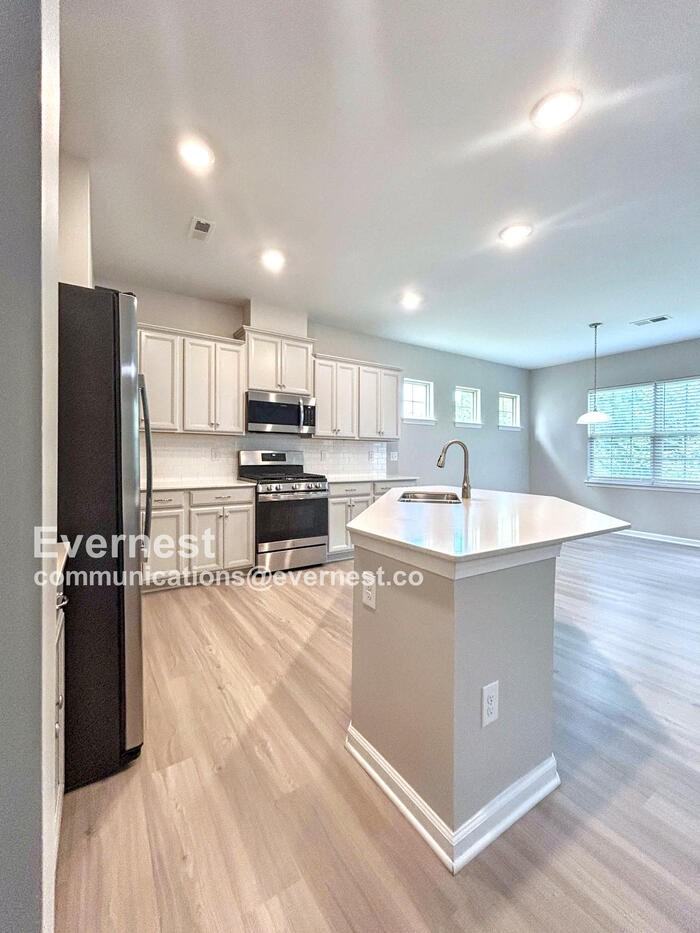 140 W Morehouse Ave - Photo 3 of 27