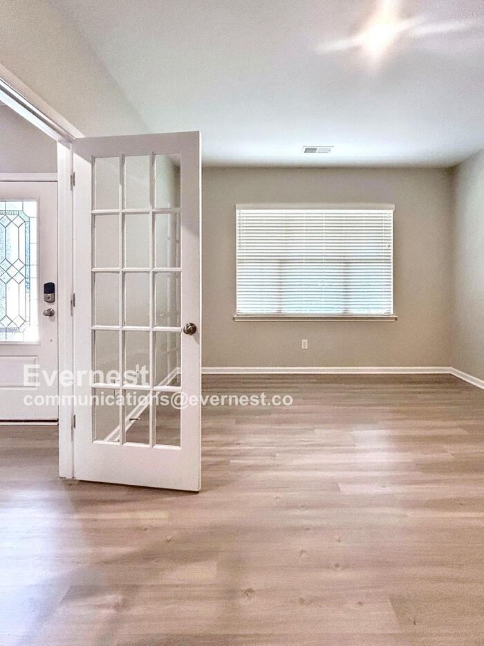 140 W Morehouse Ave - Photo 5 of 27