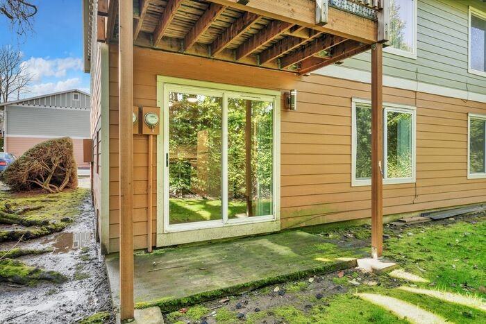 6031 North Fessenden Street - Photo 3 of 49