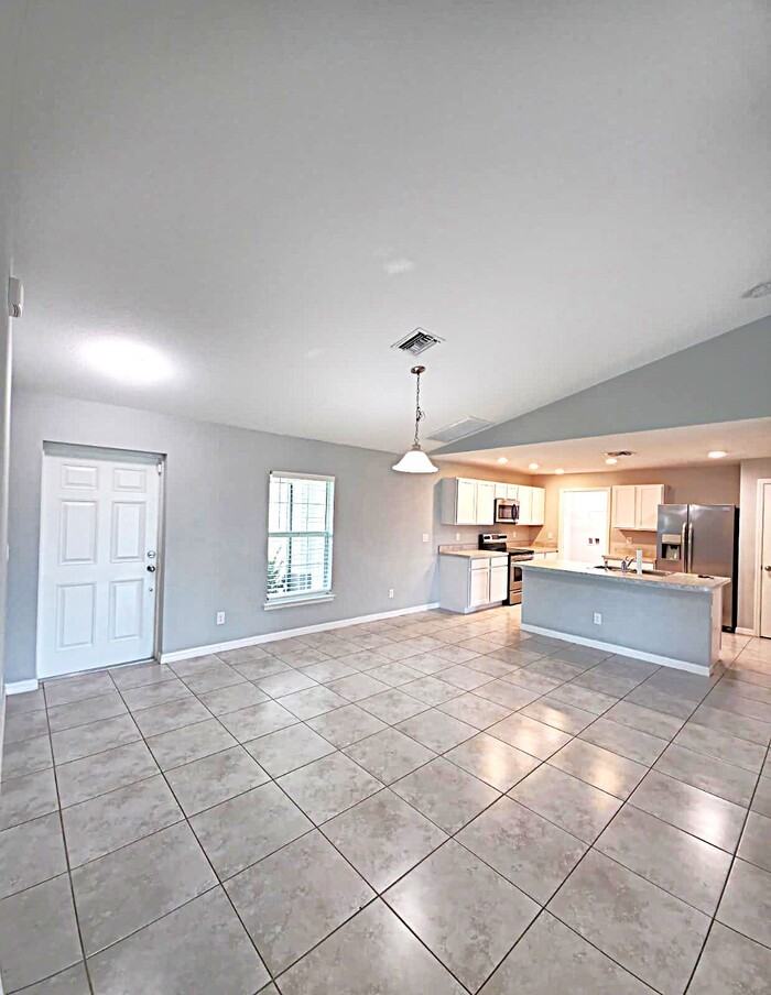 319 Nw 21st St - Photo 3 of 14