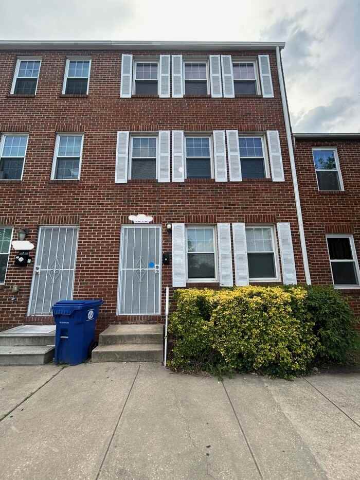 1200 E Madison St - Photo 2 of 12