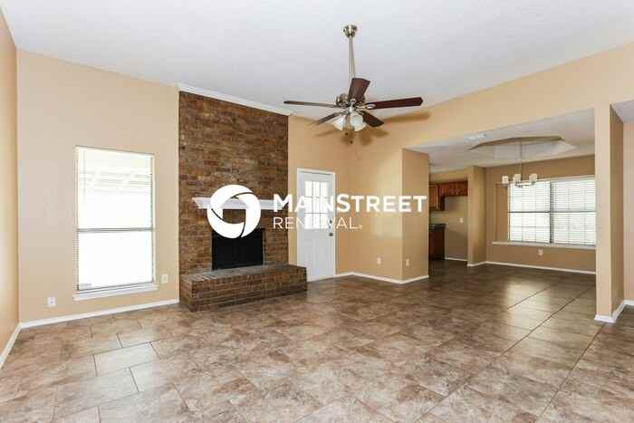 1632 Hunting Green Dr - Photo 2 of 18