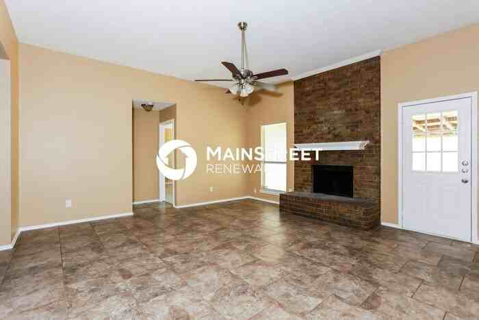 1632 Hunting Green Dr - Photo 4 of 18