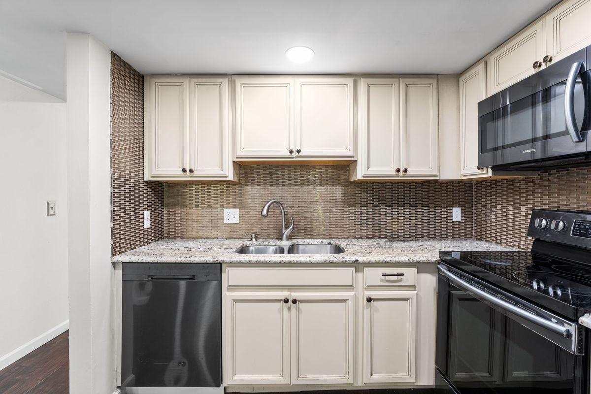 116 Lake Arrowhead Cir - Photo 3 of 7