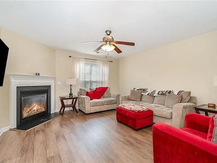 1214 Waterlyn Dr - Photo 2 of 23