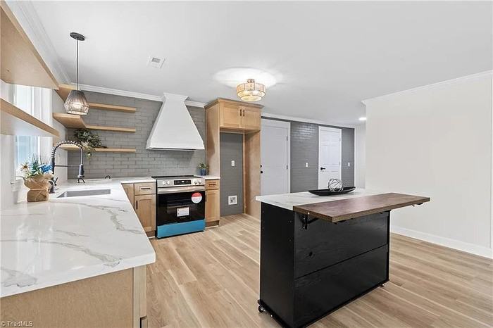 318 Anita Dr - Photo 2 of 19