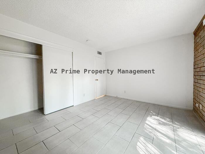 2219 W Morten Ave #5 - Photo 3 of 14