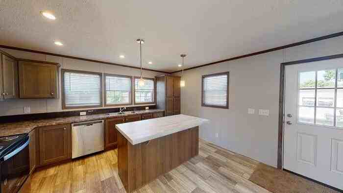 111 American Ave - Photo 4 of 28