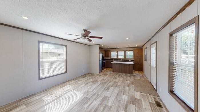 111 American Ave - Photo 5 of 28