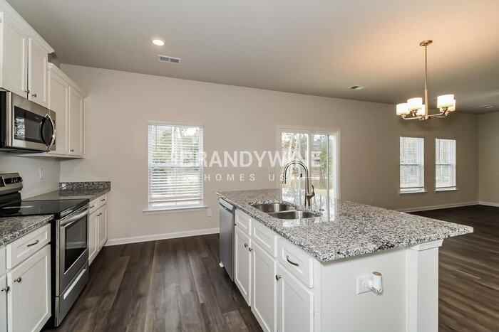 589 Glenmanor Dr - Photo 4 of 20