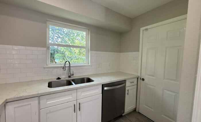 3028 Francis St - Photo 6 of 20