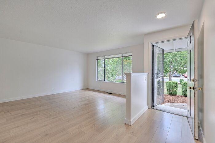 947 S 2nd Ave - Photo 5 of 29