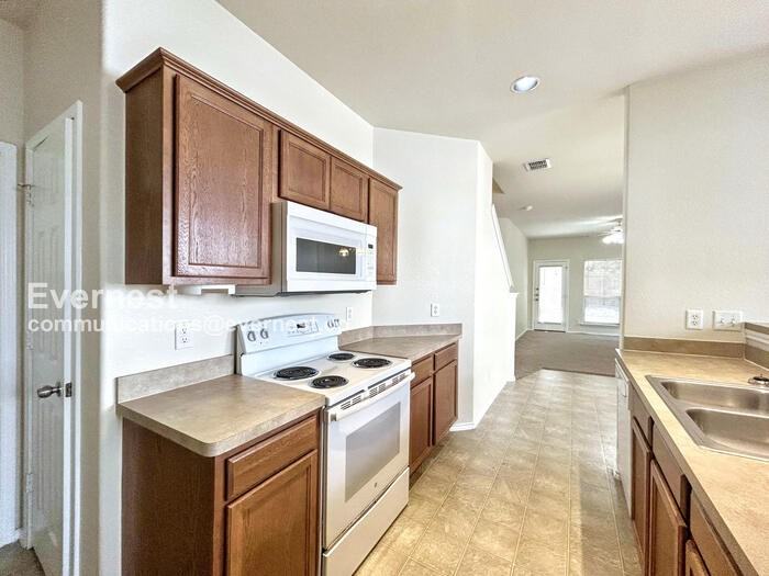 2226 Hidden Mdw - Photo 3 of 24