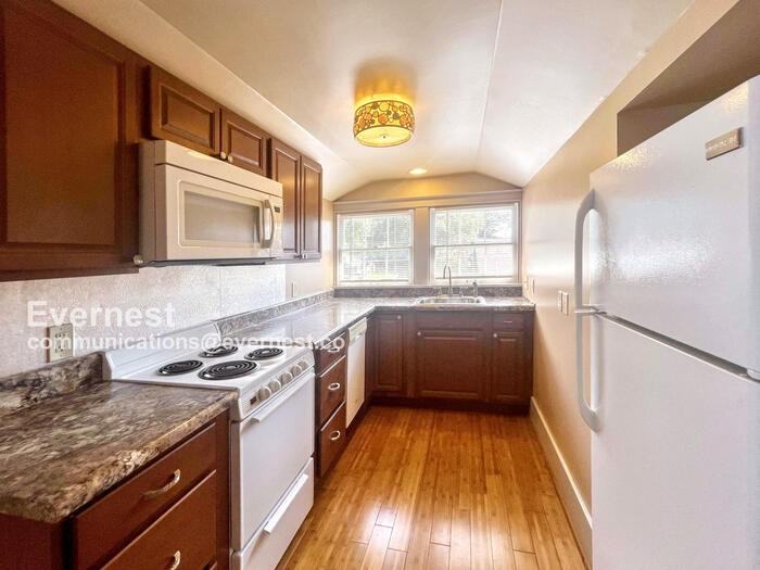 803 Willow St #B - Photo 3 of 13