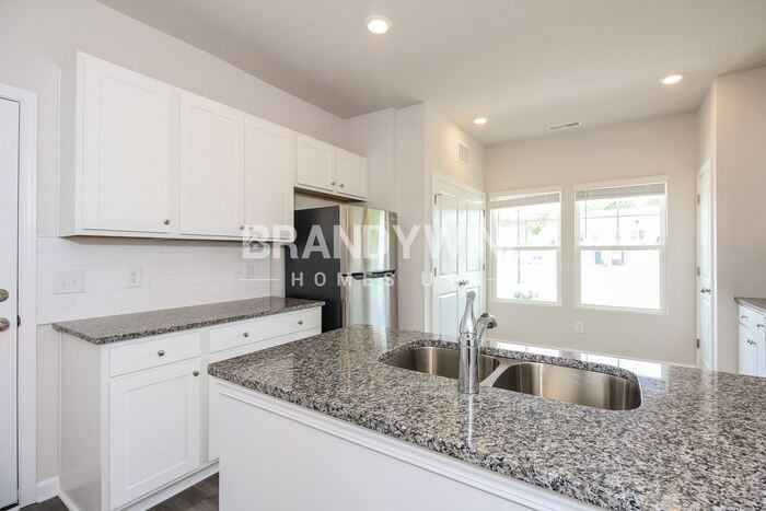 816 Coosaw Pl - Photo 4 of 40