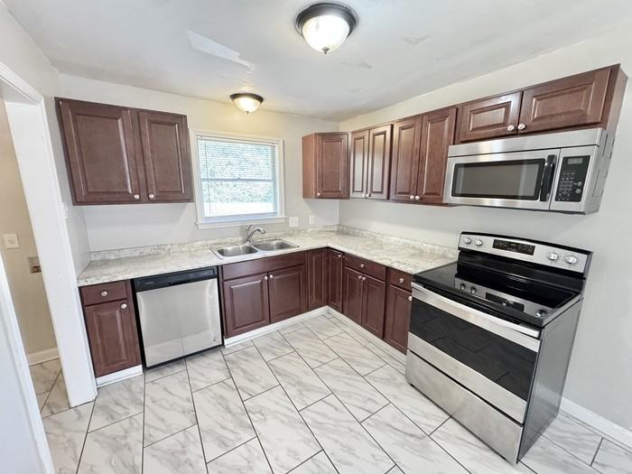 3176 Beauchamp Dr - Photo 6 of 20