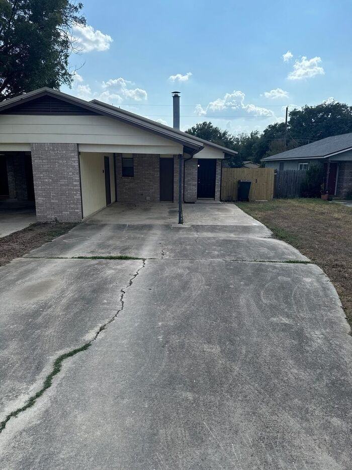 904 N Bishop St #B - Photo 2 of 13