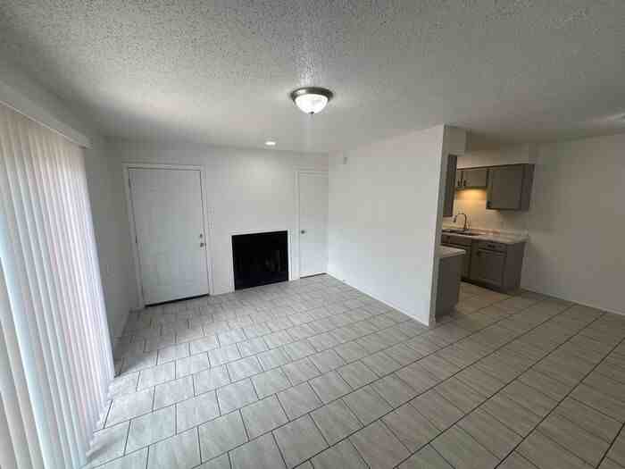 904 N Bishop St #B - Photo 3 of 13