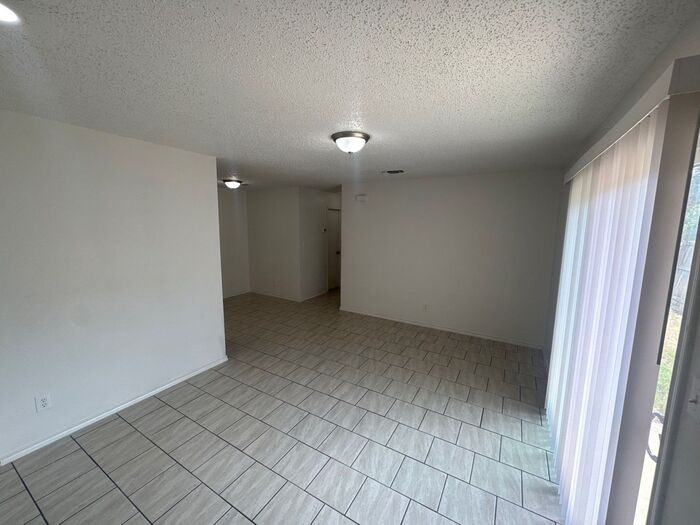 904 N Bishop St #B - Photo 4 of 13