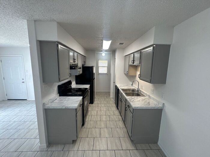 904 N Bishop St #B - Photo 6 of 13