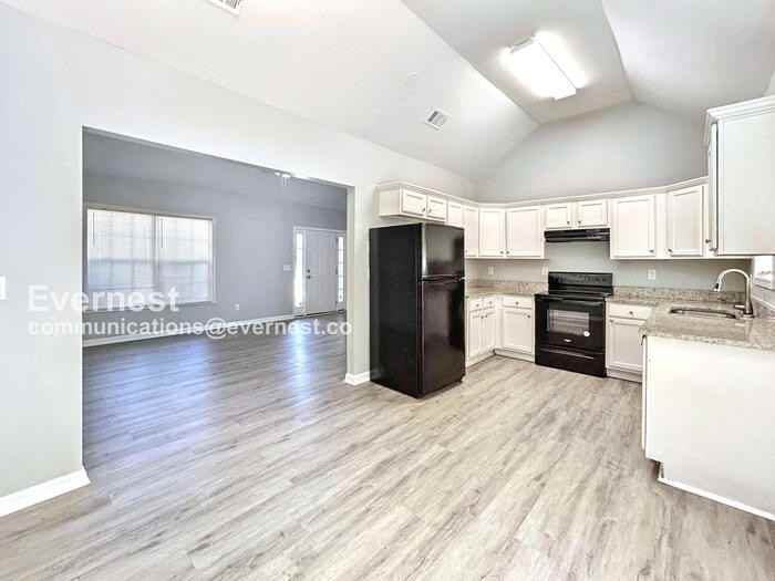 1827 Belcher Pl - Photo 4 of 23