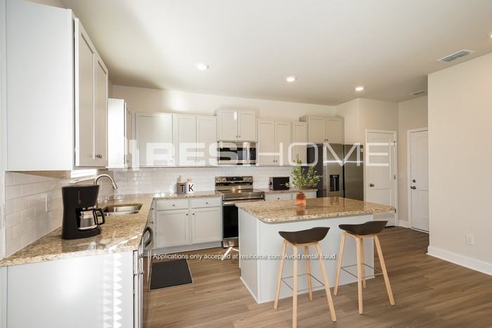 823 Keats Way - Photo 4 of 20