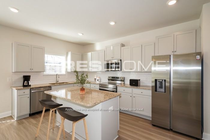 823 Keats Way - Photo 5 of 20