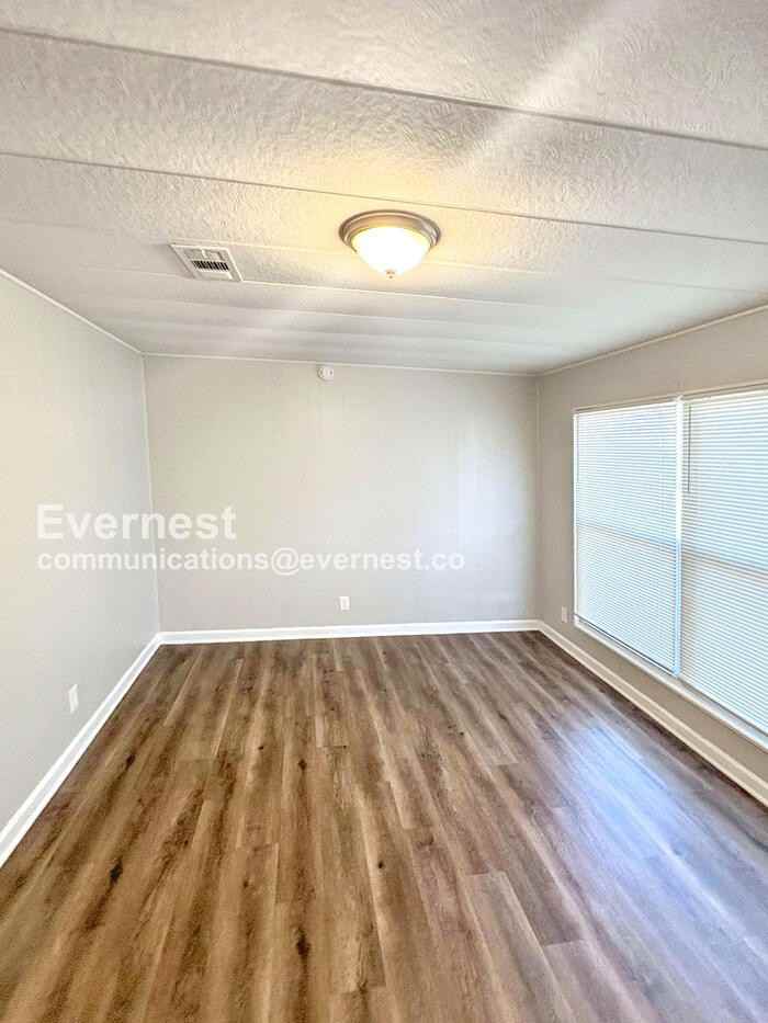 525 Landers St - Photo 3 of 28