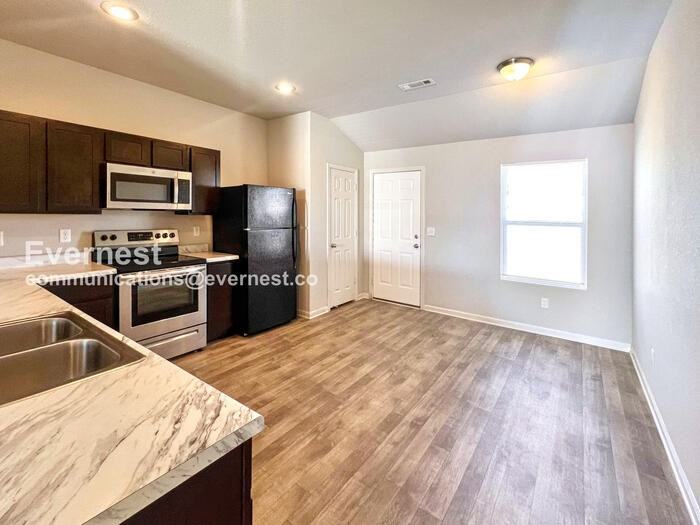 3048 Emerald Park Trl - Photo 3 of 20