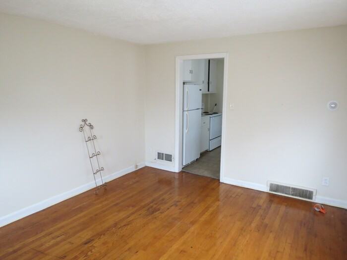 2741 Thorndale Ave - Photo 3 of 18