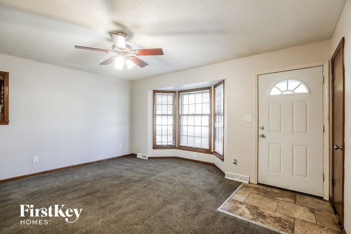 4941 Wallace Ave - Photo 3 of 15