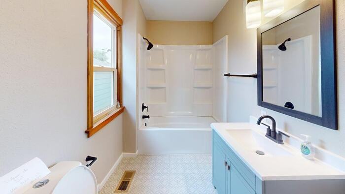 202 E St S - Photo 3 of 11