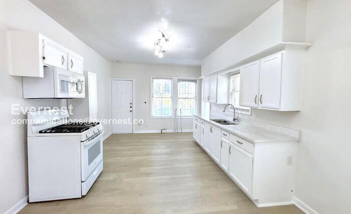 1302 Ryon St - Photo 3 of 22