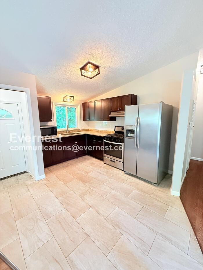 23215 Berkley St - Photo 6 of 33