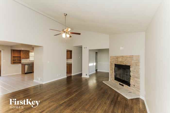 110 E Fox Rd - Photo 3 of 15