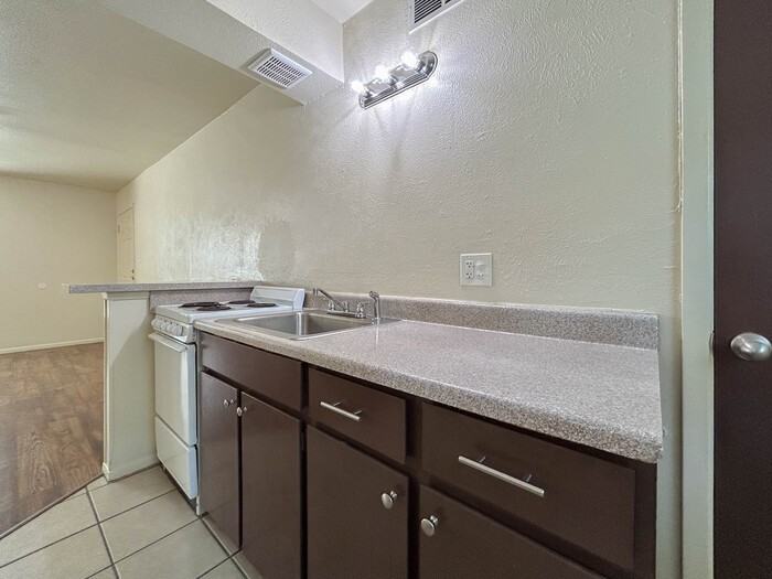 2289 W Oak St #12 - Photo 4 of 7