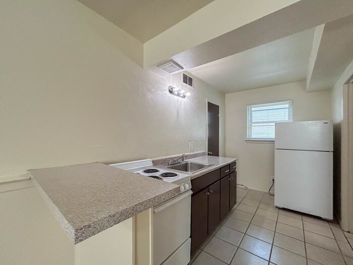 2289 W Oak St #12 - Photo 5 of 7