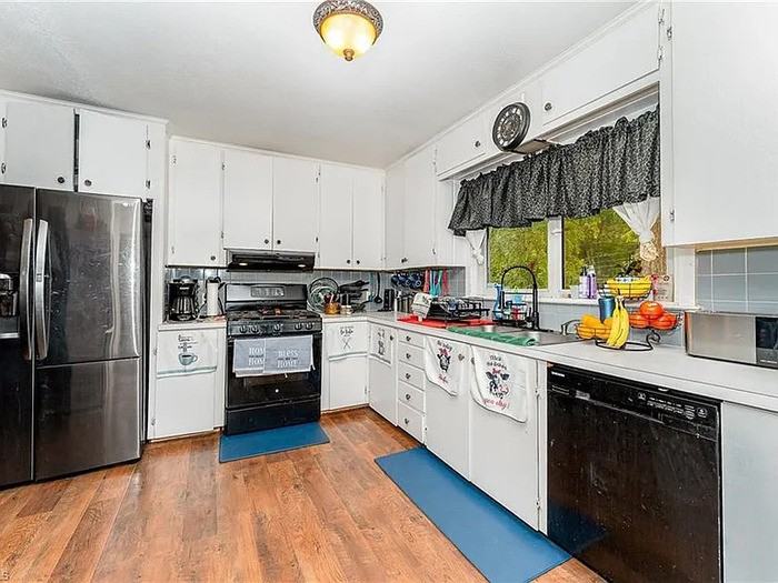 2800 Loch Dr - Photo 3 of 11