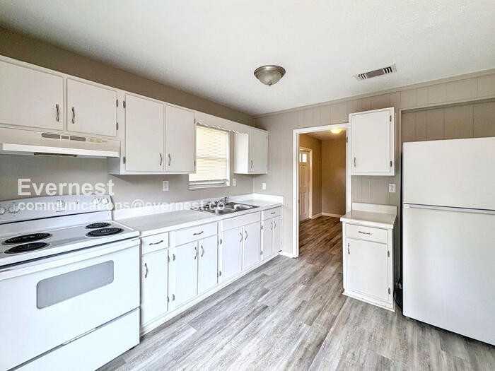 1560 Meadow Ln - Photo 3 of 18