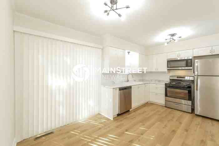 1109 Ne Columbus St - Photo 7 of 21