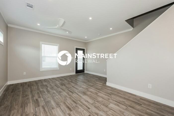 1246 Lonsdale Avenue - Photo 2 of 19