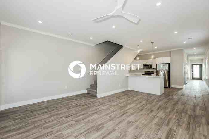 1246 Lonsdale Avenue - Photo 4 of 19