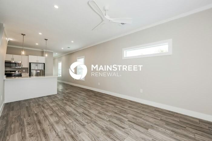 1246 Lonsdale Avenue - Photo 5 of 19