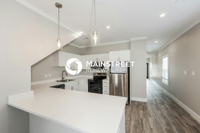 1246 Lonsdale Avenue - Photo 6 of 19