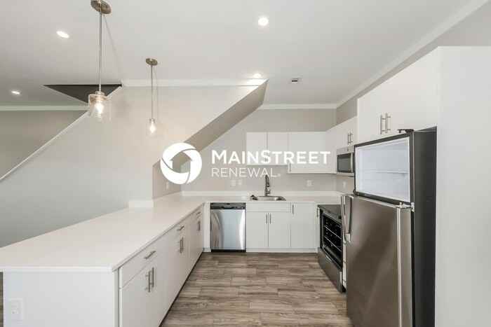 1246 Lonsdale Avenue - Photo 7 of 19