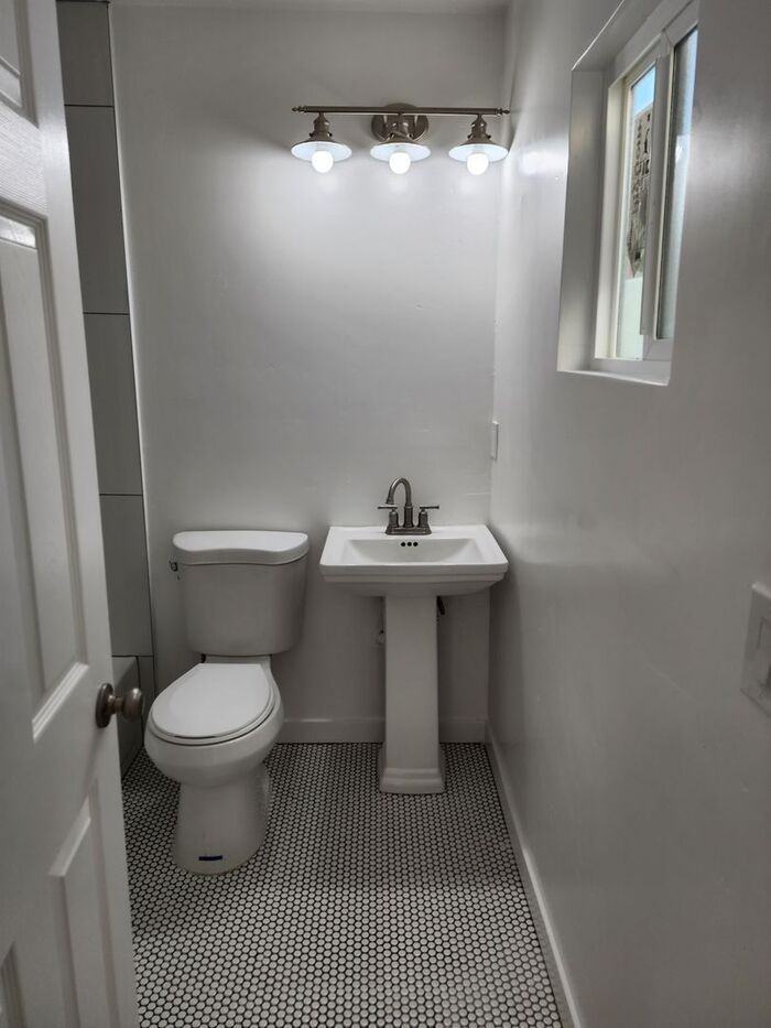 2413 L St - Photo 7 of 8