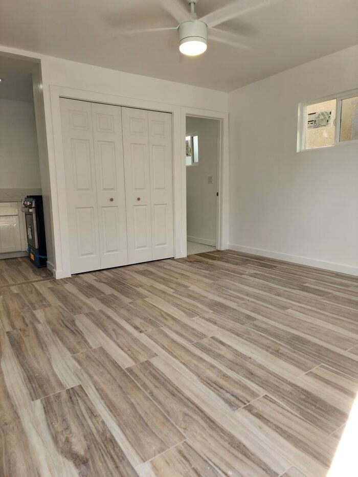 2413 L St - Photo 6 of 8